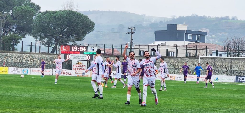 Paşa Zirvede, Gözler Rakiplerde!