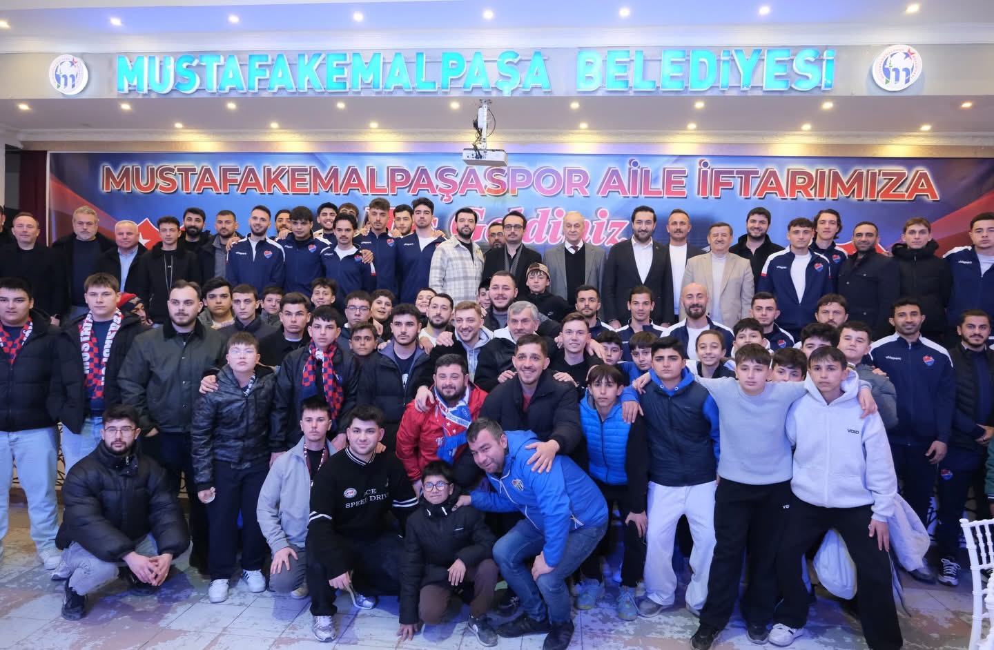KIRMIZI-LACİVERTLİLER ŞAMPİYONLUK YOLUNDA TEK YÜREK