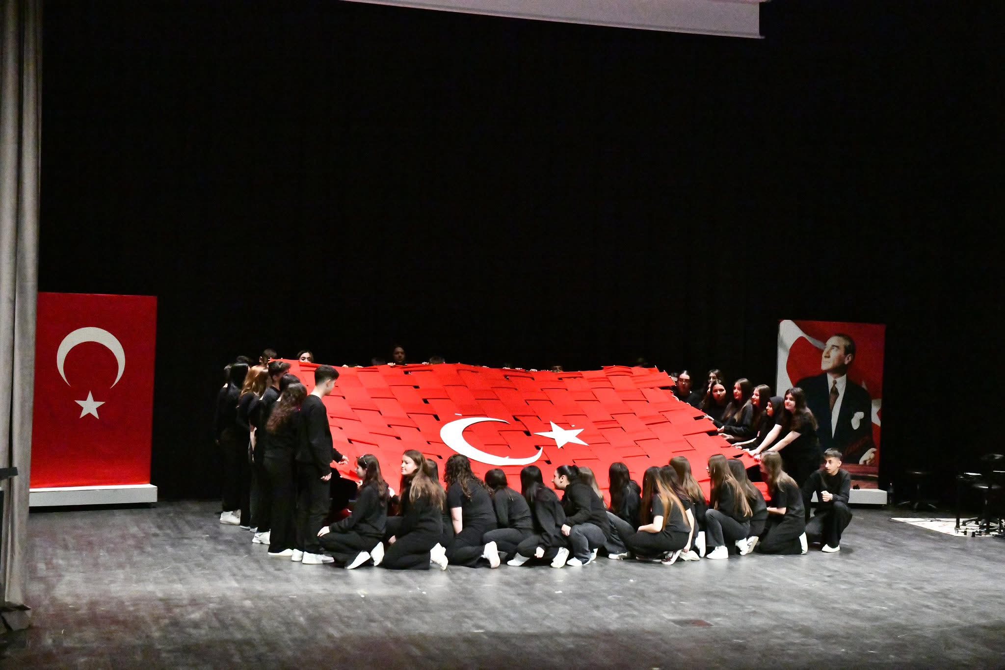 BİR MİLLETİN DESTANI SAHNEDE HAYAT BULDU