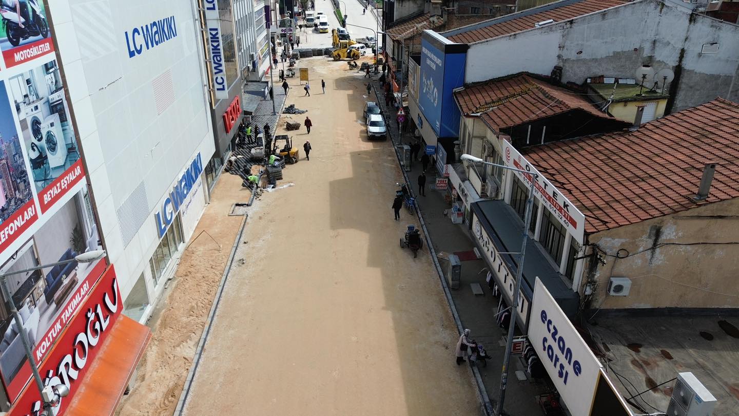 BURSA CADDESİ’NDE ÜSTYAPI HAMLESİ BAŞLADI: ENGELLİ DOSTU ADIMLAR DİKKAT ÇEKİYOR