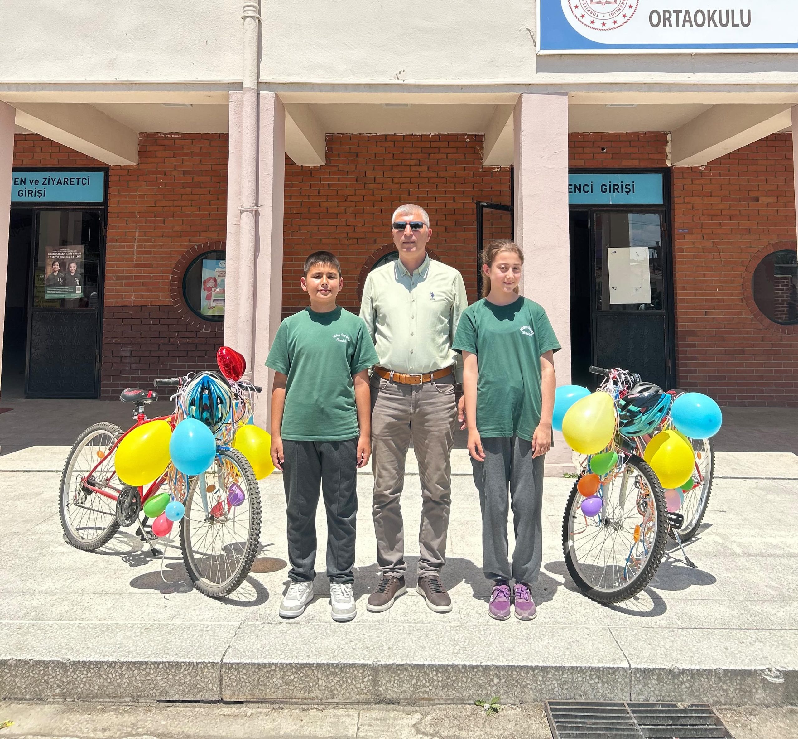 HAYALLERE PEDAL ÇEVİREN ÖĞRENCİLERE MÜDÜR KAPLAN’DAN ANLAMLI HEDİYE